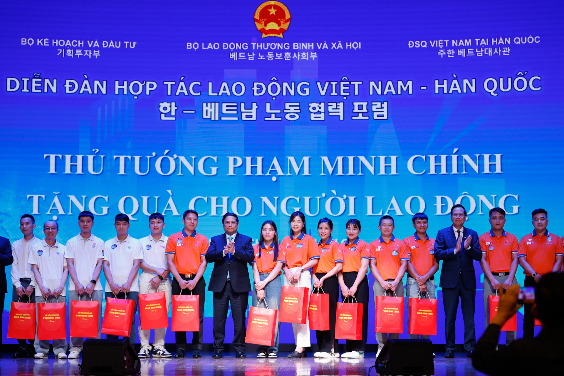 Thủ tướng: Tạo thuận lợi nhất cho người lao động, n&acirc;ng tầm hợp t&aacute;c lao động Việt Nam-H&agrave;n Quốc- Ảnh 4.