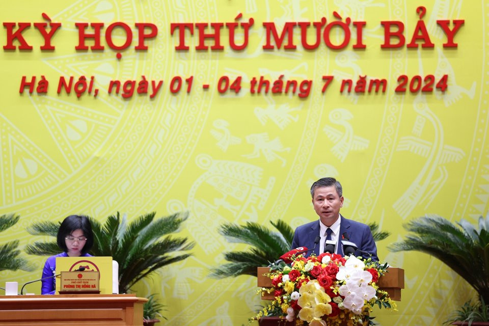 Gi&aacute;m đốc Sở Giao th&ocirc;ng - Vận tải H&agrave; Nội Nguyễn Phi Thường tr&igrave;nh b&agrave;y tờ tr&igrave;nh của UBND TP