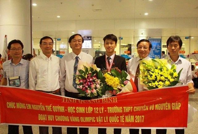 Nguyễn Thế Quỳnh về nước sau khi gi&agrave;nh HCV tại Olympic quốc tế năm 2017. Ảnh: B&aacute;o Lao Động, B&aacute;o D&acirc;n Tr&iacute;