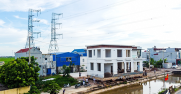 Bỏ 600 triệu đồng thuê di dời ngôi nhà 500 tấn, né đường điện 500kV