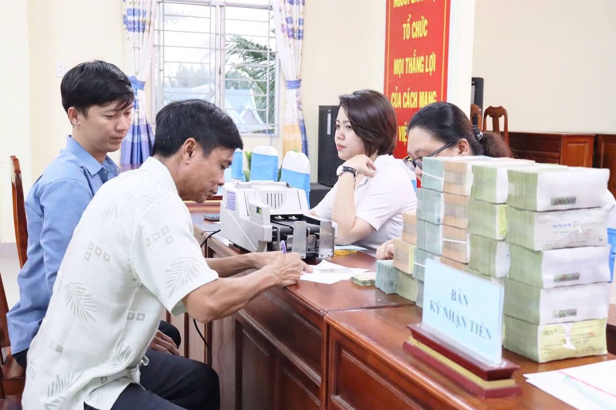 H&igrave;nh ảnh tại buổi chi trả tiền bồi thường. Nguồn ảnh: Vietnamnet