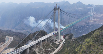 Sắp hoàn thành cầu cao nhất thế giới: Cao gấp 2, nặng gấp 3 Tháp Eiffel, rút thời gian qua núi từ 1 giờ chỉ còn 2 phút