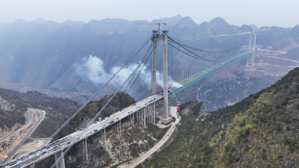 Sắp ho&agrave;n th&agrave;nh cầu cao nhất thế giới: Cao gấp 2, nặng gấp 3 Th&aacute;p Eiffel, r&uacute;t thời gian qua n&uacute;i từ 1 giờ c&ograve;n 2 ph&uacute;t- Ảnh 1.