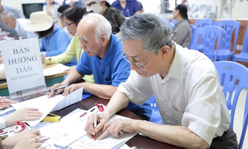 Nghỉ hưu năm 2025, đ&oacute;ng BHXH đủ 32 năm, lương hưu mỗi th&aacute;ng nhận được bao nhi&ecirc;u?
