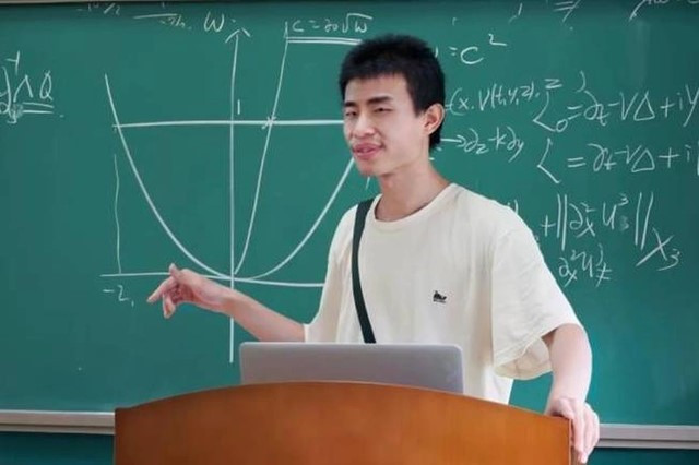 'Thần đồng' To&aacute;n học hai năm li&ecirc;n tiếp gi&agrave;nh HCV Olympic To&aacute;n quốc tế với điểm tuyệt đối 42/42, từng từ chối về l&agrave;m việc tại Đại học Harvard, thu nhập tiền tỷ mỗi năm nhưng chỉ ti&ecirc;u 1 triệu đồng/th&aacute;ng - ảnh 2