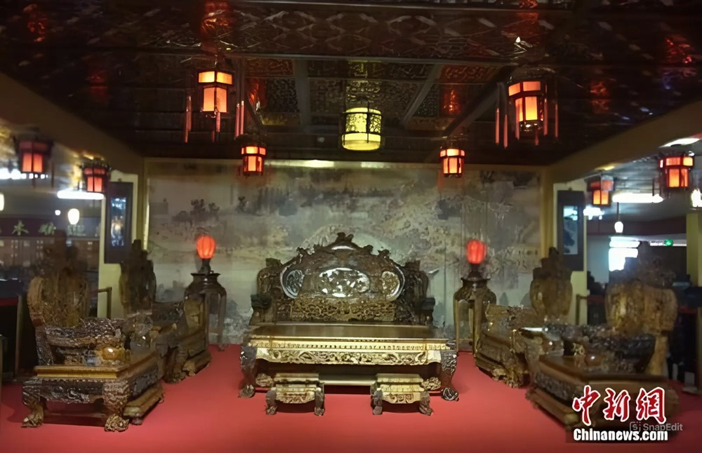 Bộ b&agrave;n ghế l&agrave;m từ 20 tấn gỗ qu&yacute; hiếm c&oacute; gi&aacute; l&ecirc;n đến gần 700 tỷ đồng, huy động 50 thợ thủ c&ocirc;ng, mất 9 năm mới ho&agrave;n thiện - ảnh 1