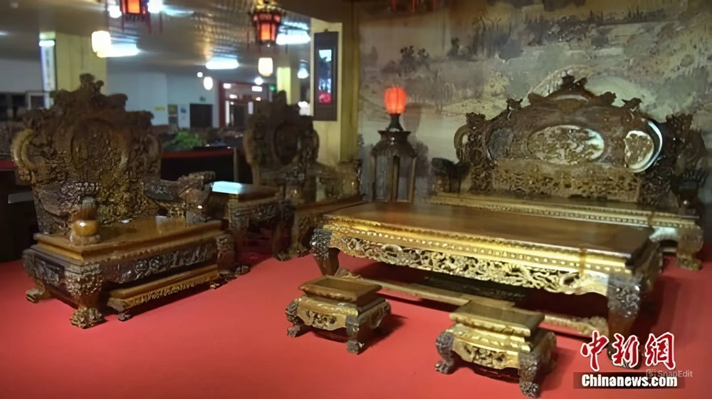 Bộ b&agrave;n ghế l&agrave;m từ 20 tấn gỗ qu&yacute; hiếm c&oacute; gi&aacute; l&ecirc;n đến gần 700 tỷ đồng, huy động 50 thợ thủ c&ocirc;ng, mất 9 năm mới ho&agrave;n thiện - ảnh 3