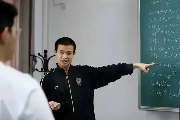 'Thần đồng' To&aacute;n học hai năm li&ecirc;n tiếp gi&agrave;nh HCV Olympic To&aacute;n quốc tế với điểm tuyệt đối 42/42, từng từ chối về l&agrave;m việc tại Đại học Harvard, thu nhập tiền tỷ mỗi năm nhưng chỉ ti&ecirc;u 1 triệu đồng/th&aacute;ng - ảnh 3