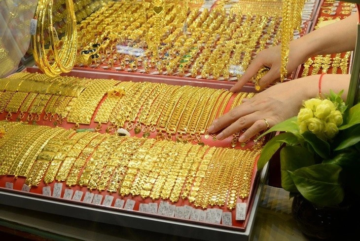 Gi&aacute; v&agrave;ng ng&agrave;y 13/1 giảm nhẹ tr&ecirc;n cả thị trường trong nước v&agrave; quốc tế