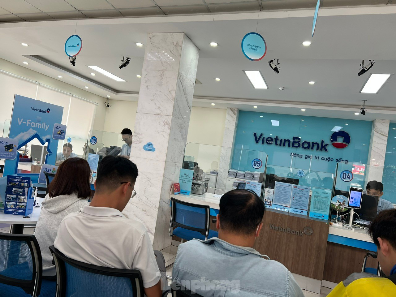 Chờ cả tiếng ở ng&acirc;n h&agrave;ng ng&agrave;y l&agrave;m việc cuối c&ugrave;ng của năm ảnh 4