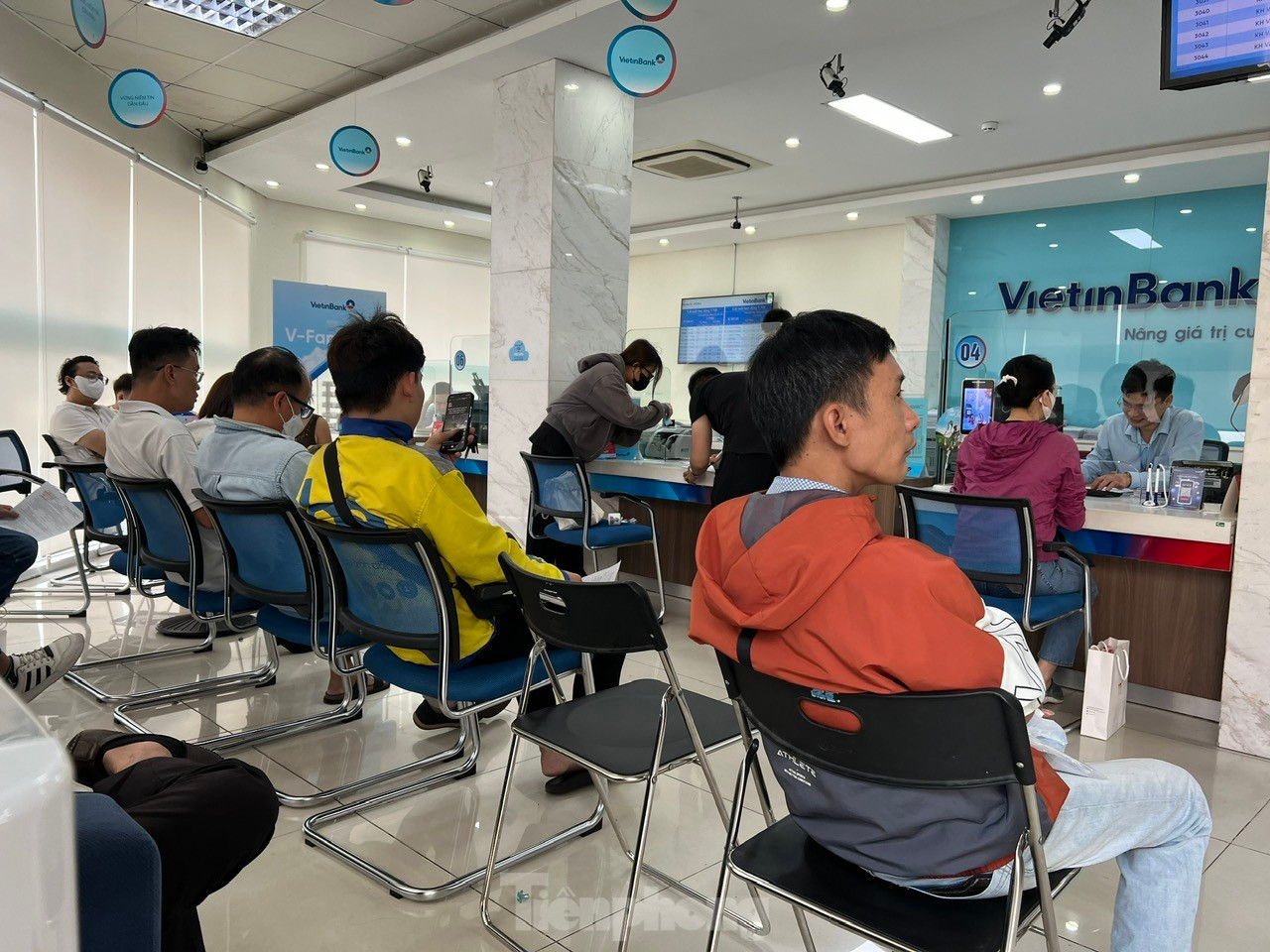 Chờ cả tiếng ở ng&acirc;n h&agrave;ng ng&agrave;y l&agrave;m việc cuối c&ugrave;ng của năm ảnh 8