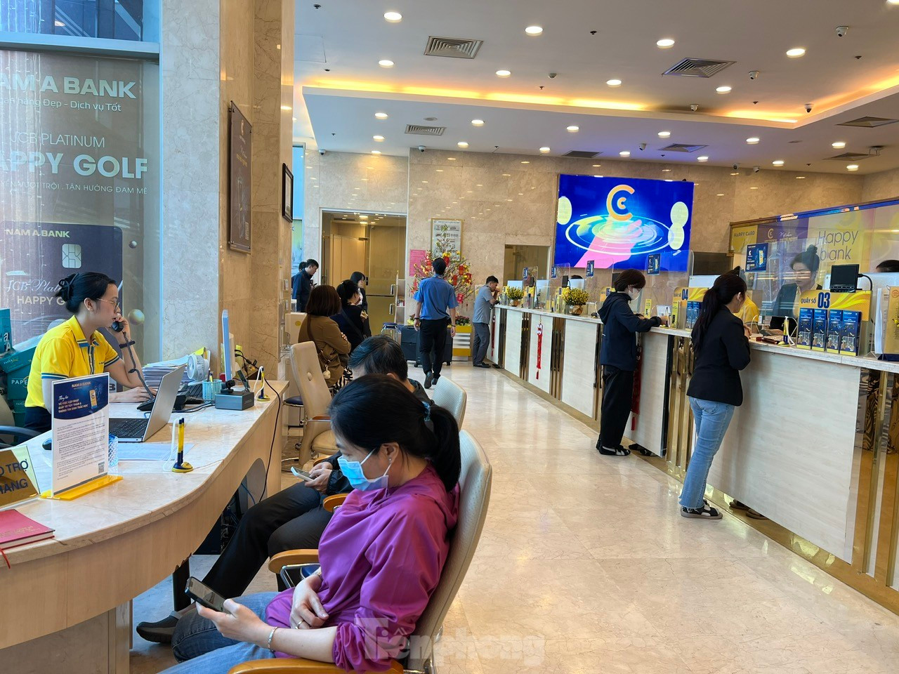 Chờ cả tiếng ở ng&acirc;n h&agrave;ng ng&agrave;y l&agrave;m việc cuối c&ugrave;ng của năm ảnh 5