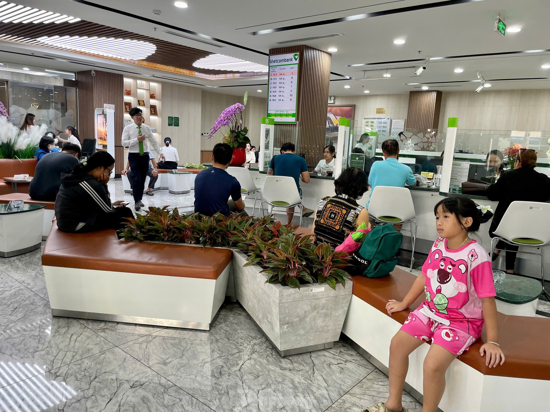 Chờ cả tiếng ở ng&acirc;n h&agrave;ng ng&agrave;y l&agrave;m việc cuối c&ugrave;ng của năm ảnh 9