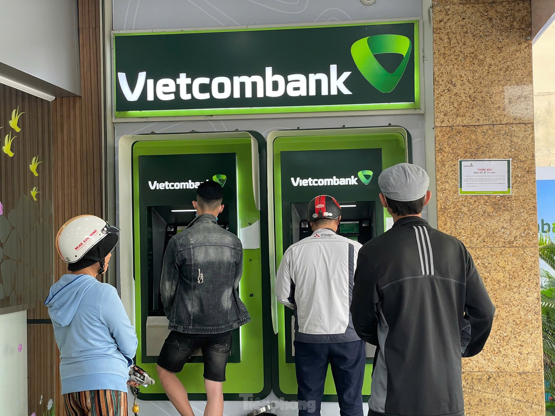 Chờ cả tiếng ở ng&acirc;n h&agrave;ng ng&agrave;y l&agrave;m việc cuối c&ugrave;ng của năm ảnh 10