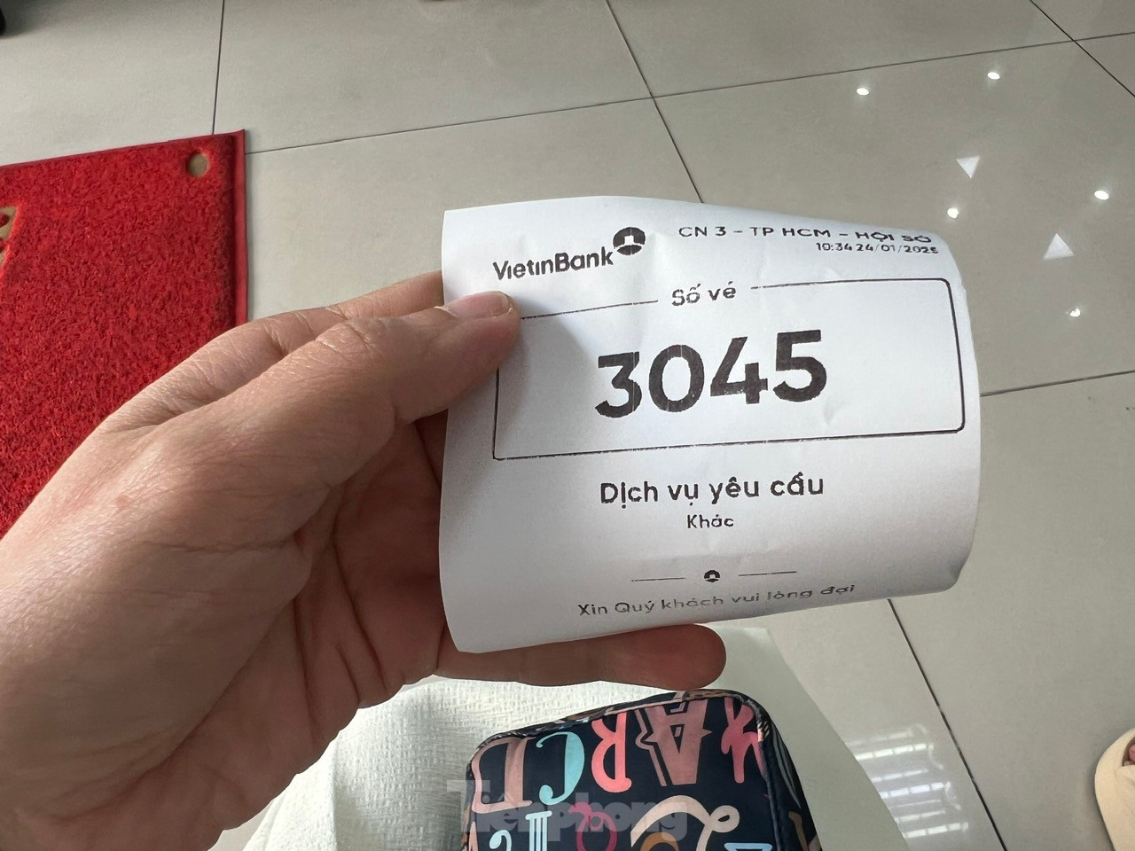 Chờ cả tiếng ở ng&acirc;n h&agrave;ng ng&agrave;y l&agrave;m việc cuối c&ugrave;ng của năm ảnh 3