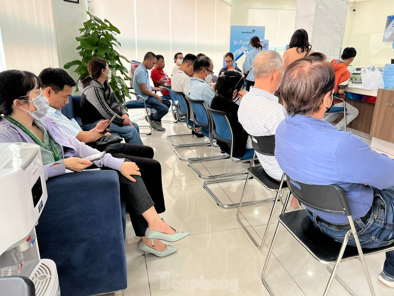 Chờ cả tiếng ở ng&acirc;n h&agrave;ng ng&agrave;y l&agrave;m việc cuối c&ugrave;ng của năm ảnh 1