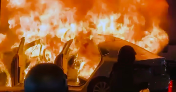 Ô tô cháy đỏ rực khi đỗ bên đường ở Lâm Đồng