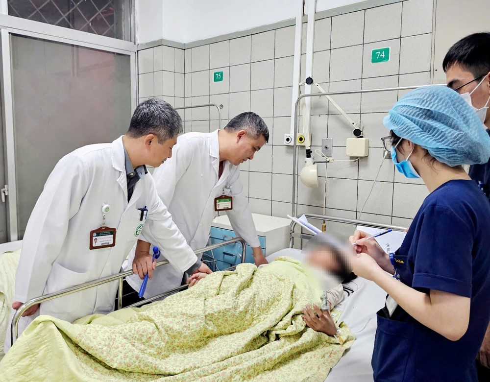 Bệnh viện Bạch Mai huy động to&agrave;n lực cấp cứu, khẩn trương hội chẩn để t&igrave;m phương &aacute;n điều trị tốt nhất cho 32 trẻ nghi ngộ độc thuốc diệt chuột - ảnh 3
