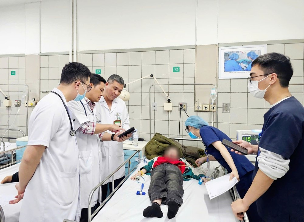 Bệnh viện Bạch Mai huy động to&agrave;n lực cấp cứu, khẩn trương hội chẩn để t&igrave;m phương &aacute;n điều trị tốt nhất cho 32 trẻ nghi ngộ độc thuốc diệt chuột - ảnh 1