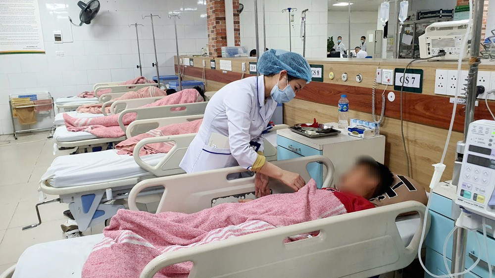 Bệnh viện Bạch Mai huy động to&agrave;n lực cấp cứu, khẩn trương hội chẩn để t&igrave;m phương &aacute;n điều trị tốt nhất cho 32 trẻ nghi ngộ độc thuốc diệt chuột - ảnh 4