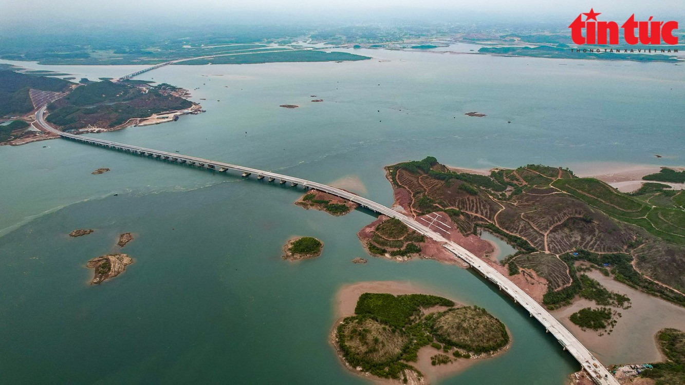Si&ecirc;u cầu vượt biển tr&ecirc;n cao tốc d&agrave;i nhất Việt Nam: &lsquo;Ng&ocirc;i vương&rsquo; của 32 cầu, tốc độ thi c&ocirc;ng gấp 3 lần c&aacute;c c&acirc;y cầu tr&ecirc;n cả nước- Ảnh 1.