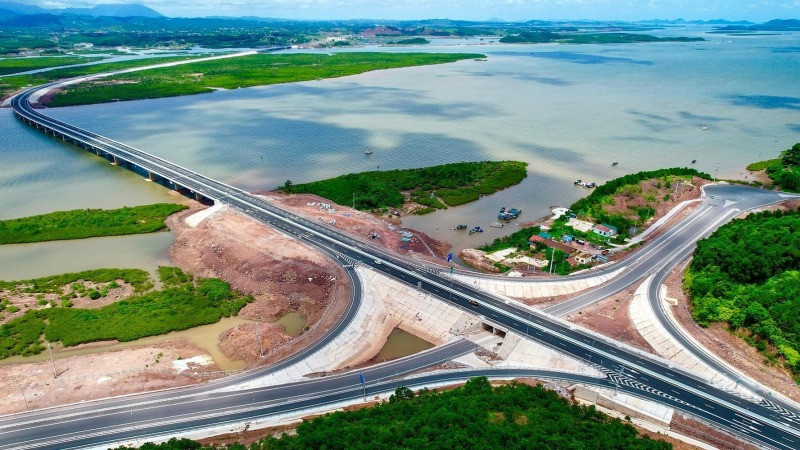 Si&ecirc;u cầu vượt biển tr&ecirc;n cao tốc d&agrave;i nhất Việt Nam: &lsquo;Ng&ocirc;i vương&rsquo; của 32 cầu, tốc độ thi c&ocirc;ng gấp 3 lần c&aacute;c c&acirc;y cầu tr&ecirc;n cả nước- Ảnh 4.