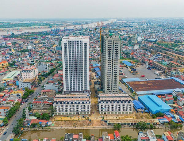 Hai to&agrave; chung cư đ&atilde; ho&agrave;n thiện phần th&ocirc;. Ảnh: Ngọc Đẹp