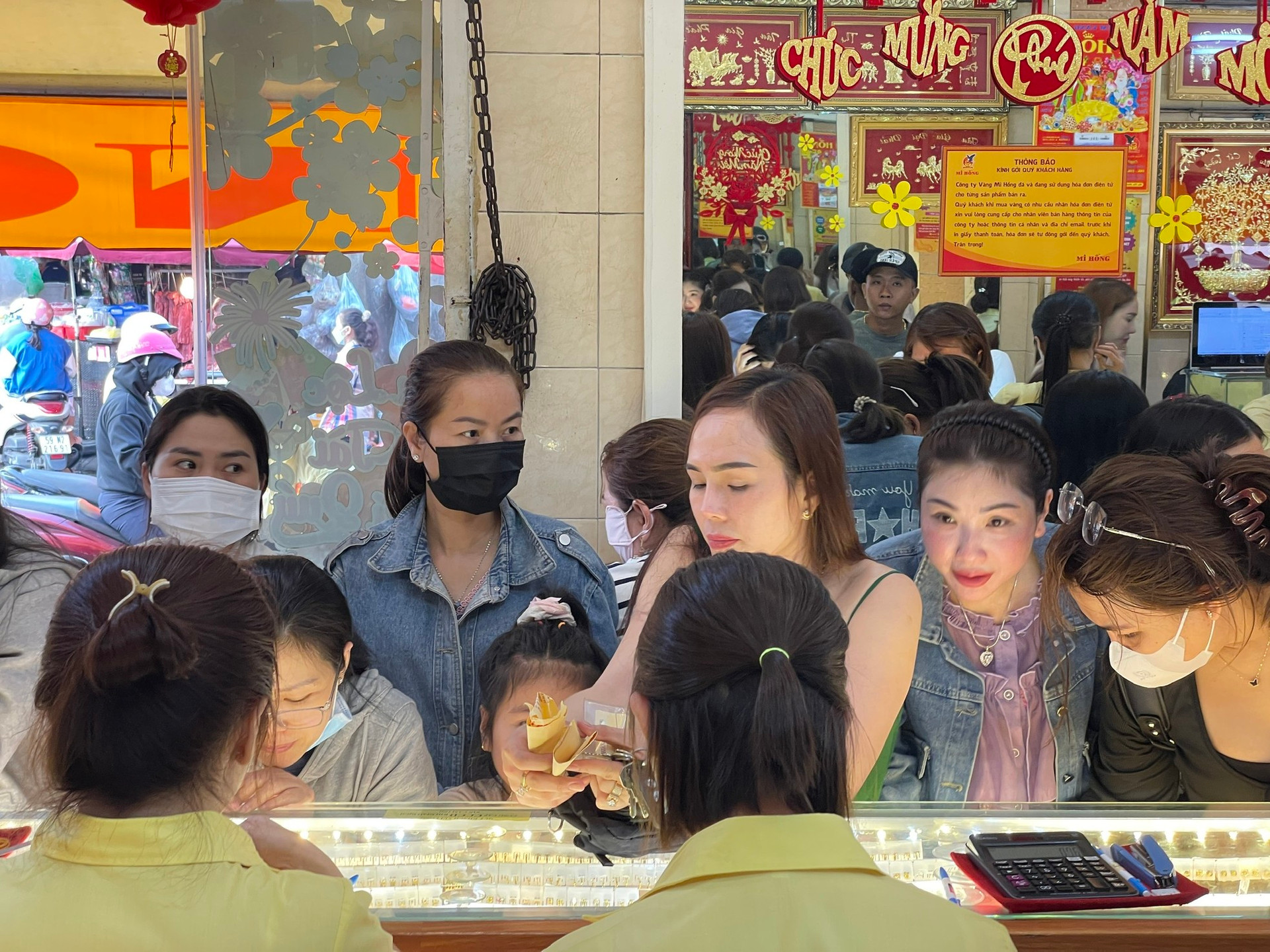 Đ&ocirc;ng nghịt người xếp h&agrave;ng mua v&agrave;ng dịp Tết ảnh 3
