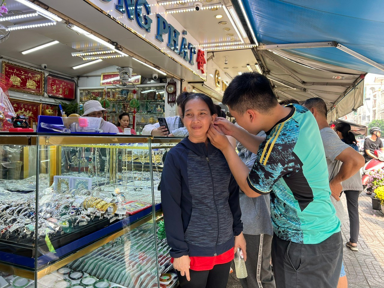 Đ&ocirc;ng nghịt người xếp h&agrave;ng mua v&agrave;ng dịp Tết ảnh 4