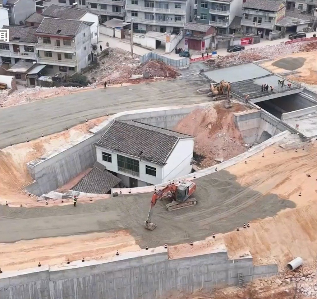 Căn nh&agrave; lọt thỏm giữa đường với vị tr&iacute; c&oacute; &lsquo;1-0-2&rsquo;, gia chủ sau thời gian sinh sống ngậm ng&ugrave;i bu&ocirc;ng lời hối hận- Ảnh 1.