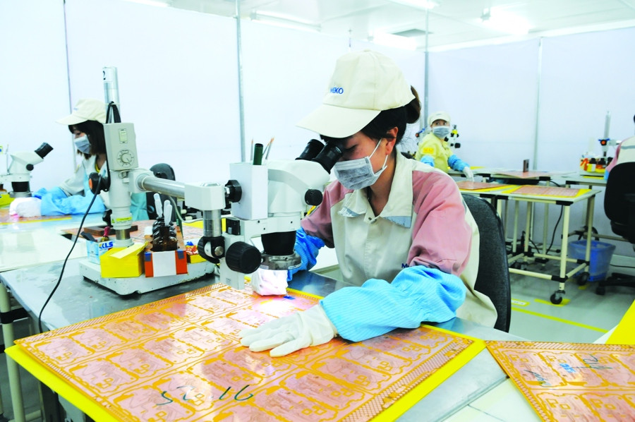 Sản xuất linh kiện điện tử tại C&ocirc;ng ty MEIKO, Khu c&ocirc;ng nghiệp Thạch Thất. Ảnh: Thanh Hải