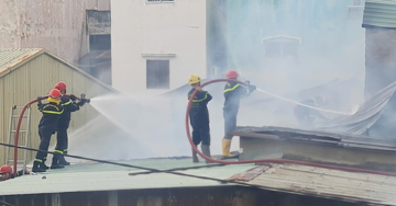 Cháy lớn 7 căn nhà ở trung tâm TPHCM chiều 29 Tết