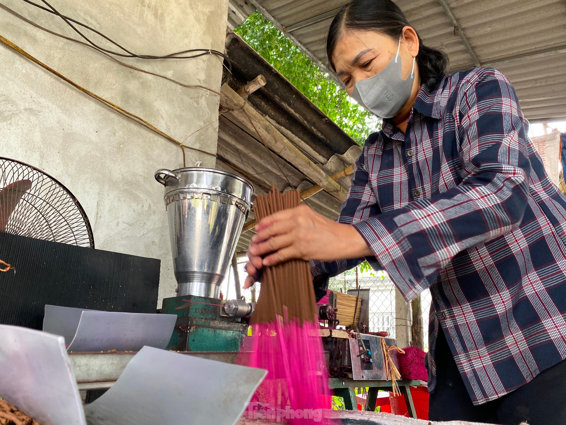 Làng làm hương 'chạy đua' với Tết ảnh 10