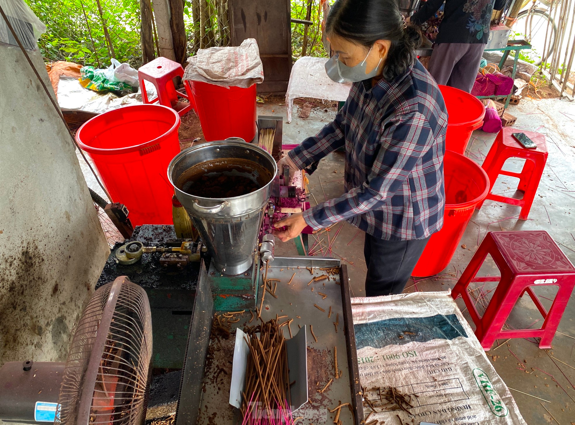 Làng làm hương 'chạy đua' với Tết ảnh 7