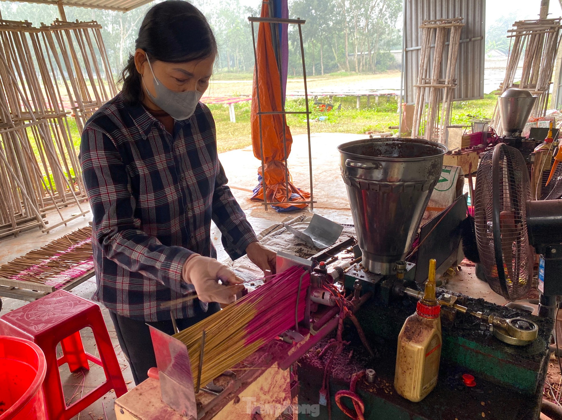 Làng làm hương 'chạy đua' với Tết ảnh 3