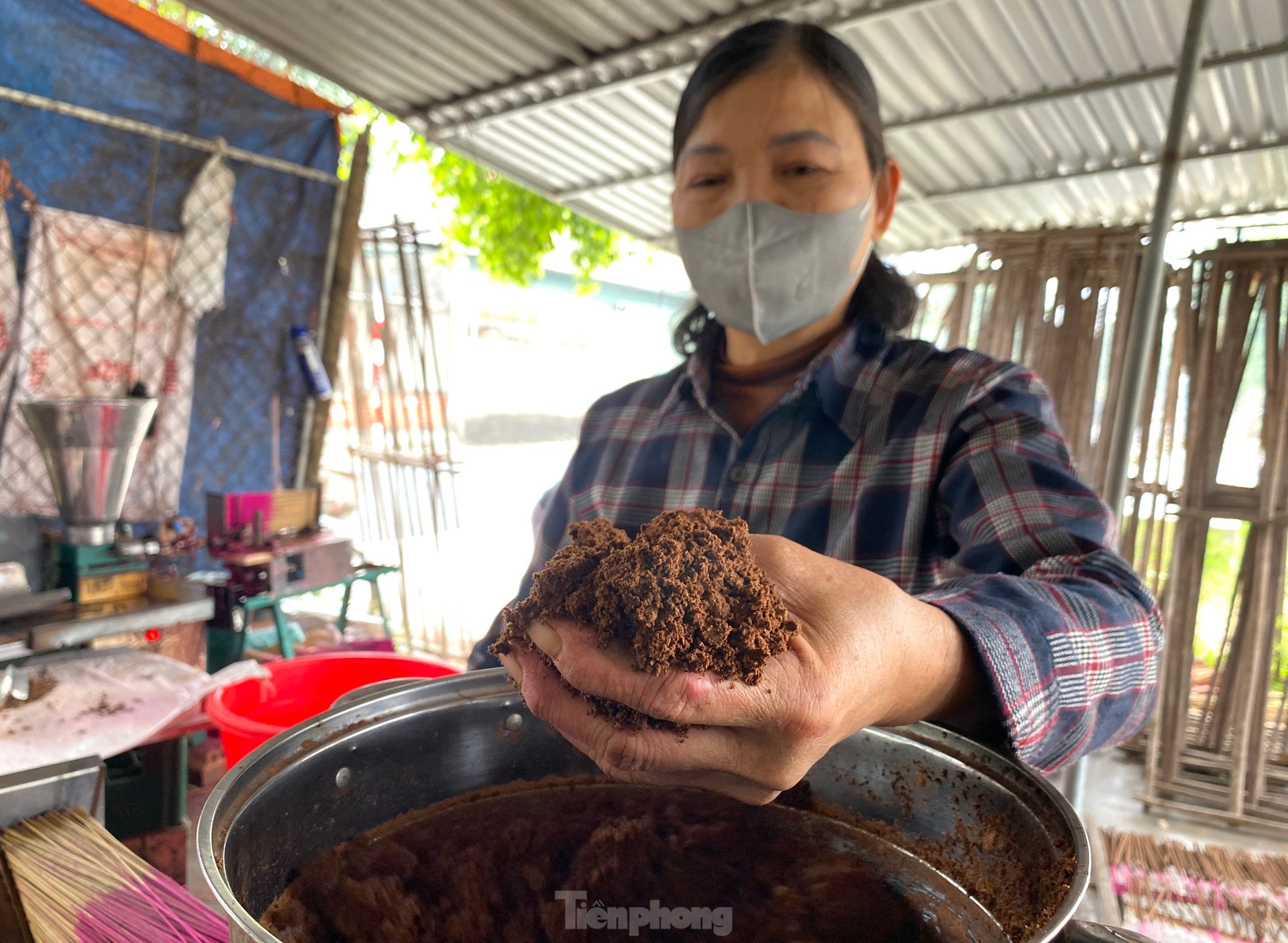 Làng làm hương 'chạy đua' với Tết ảnh 8