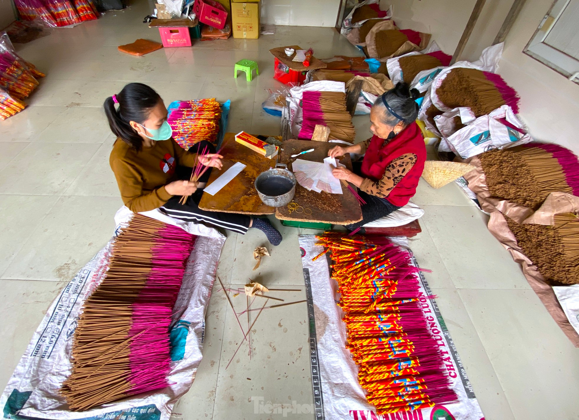 Làng làm hương 'chạy đua' với Tết ảnh 1