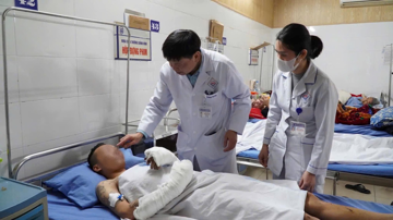 Thanh niên bị thương tích nặng, mất một ngón tay, mù mắt phải vì tự chế pháo nổ
