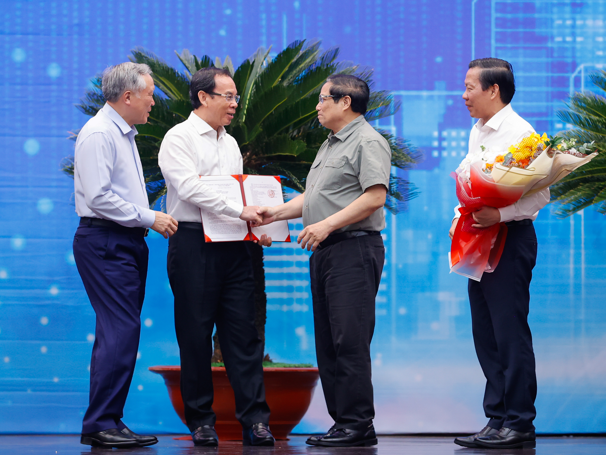 Thủ tướng: Nh&igrave;n xa tr&ocirc;ng rộng, nghĩ s&acirc;u l&agrave;m lớn khi triển khai Quy hoạch TPHCM- Ảnh 6.