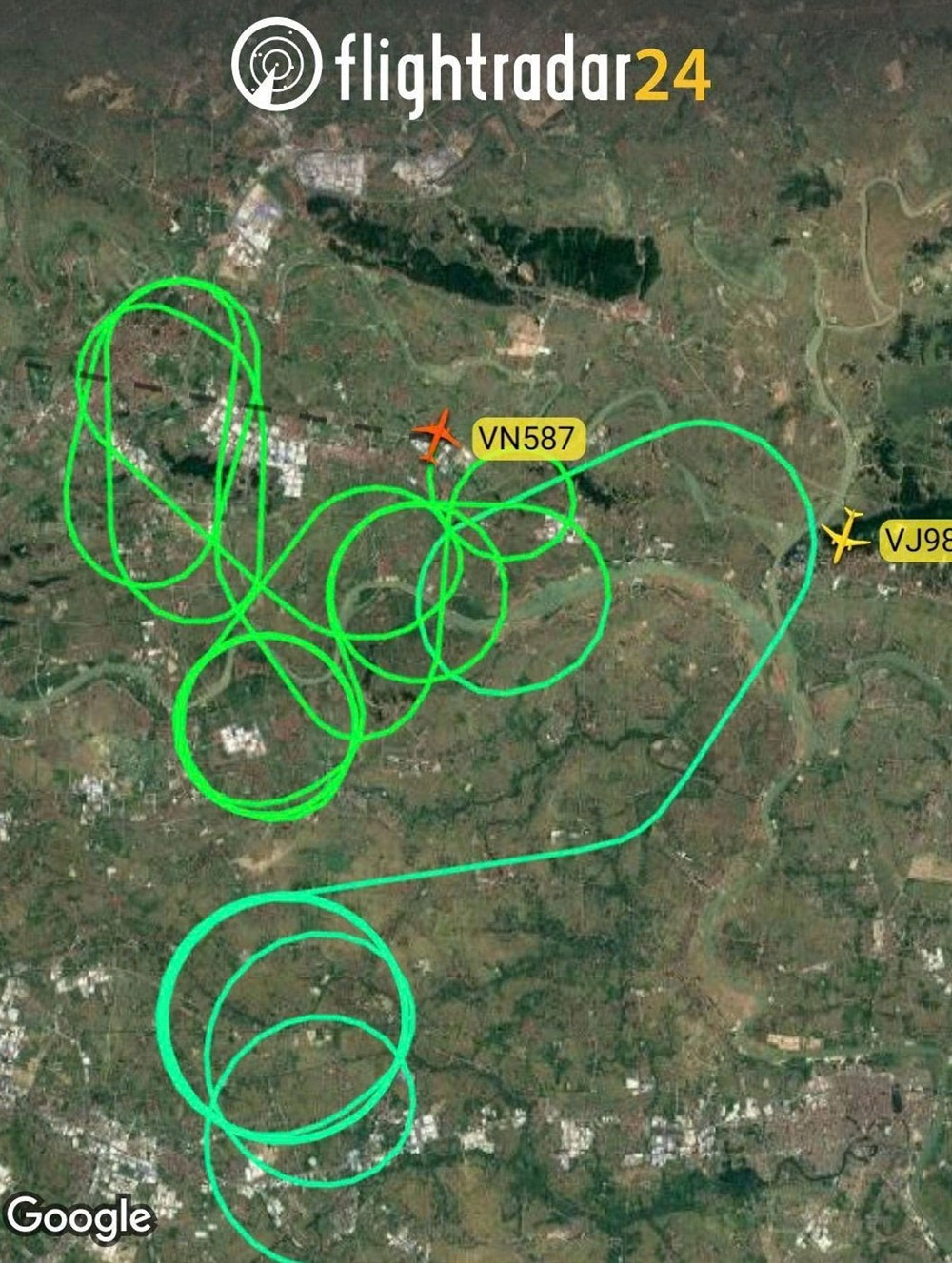 Hàng loạt chuyến bay không thể hạ cánh xuống Nội Bài - ảnh 2