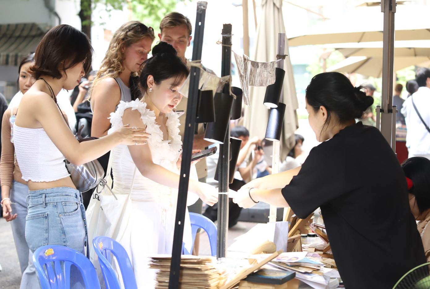 Du khách tham quan, mua sắm tại một địa điểm nổi tiếng trên địa bàn phường Sài Gòn. Ảnh: Ngô Tùng img-6309.jpg