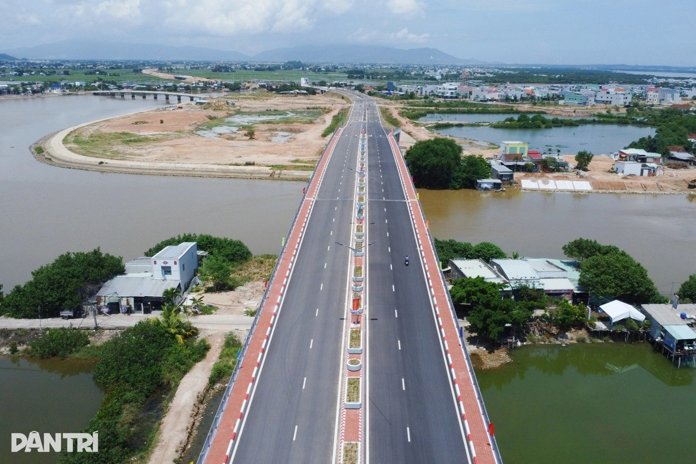 Tỉnh lớn thứ 2 Việt Nam chính thức khánh thành thêm 2 tuyến đường hơn 800 tỷ đồng- Ảnh 2. Tỉnh lớn thứ 2 Việt Nam chính thức khánh thành thêm 2 tuyến đường hơn 800 tỷ đồng- Ảnh 2.