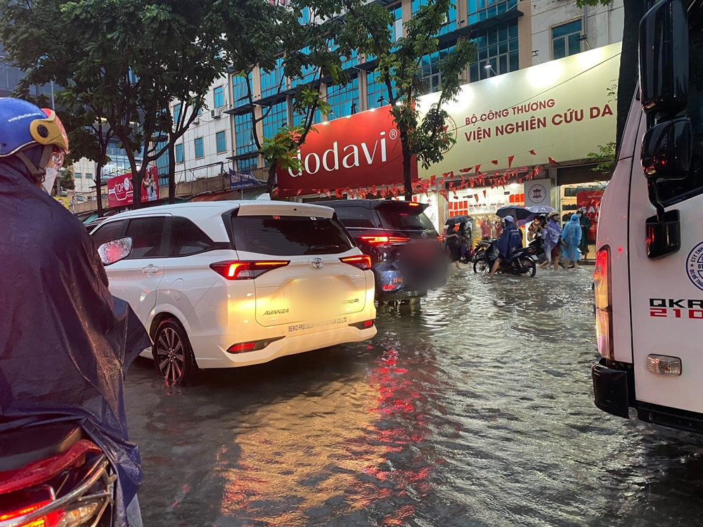 Trải nghiệm nhớ đời ở Hà Nội: Chôn chân hàng tiếng đồng hồ dưới mưa, vật lộn dắt xe trong ‘biển nước’ - ảnh 1