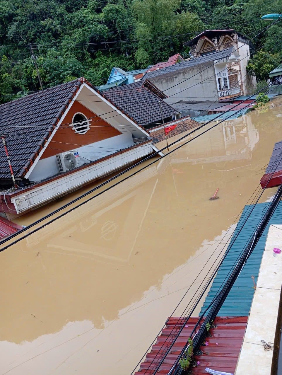 Nhiều xã, phường ở Tuyên Quang ngập lụt, sạt lở nghiêm trọng - ảnh 5