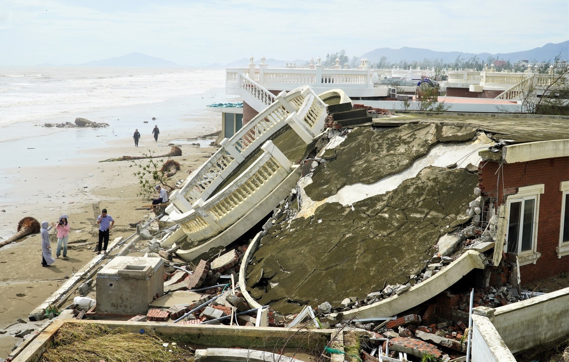 Hoang tàn khu nghỉ dưỡng ven biển miền Trung: 20 căn biệt thự cao cấp đổ sập khi bão Bualoi quét qua- Ảnh 1.