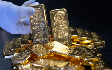 Chứng khoán tăng mạnh, vàng vẫn leo kỷ lục: Chuyên gia lập tức cảnh báo