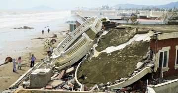 Hoang tàn khu nghỉ dưỡng ven biển miền Trung: 20 căn biệt thự cao cấp đổ sập khi bão Bualoi quét qua