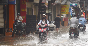 Mưa không kỷ lục như 2008, Hà Nội vì sao vẫn chìm trong nước?