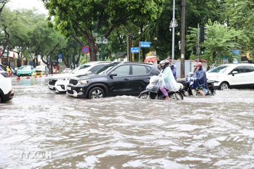 Trải nghiệm nhớ đời ở Hà Nội: Chôn chân hàng tiếng đồng hồ dưới mưa, vật lộn dắt xe trong ‘biển nước’