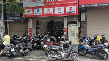 'Vua của mọi nghề' vào mùa bão: Thợ sửa xe Hà Nội làm không xuể sau trận mưa lớn